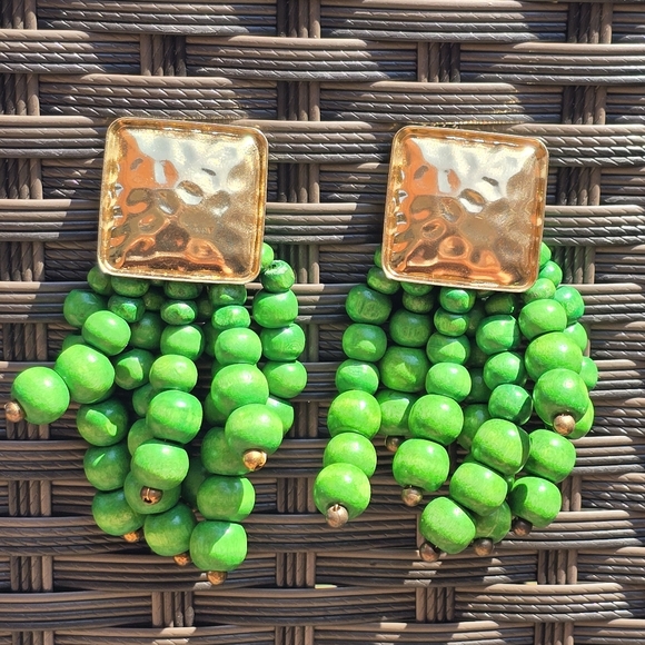 Jewelry - $3 with $5+ Bundle•Chunky Green Bead Earrings JW-14